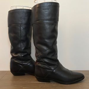 Régence Canada Size 8 black boots with a touch of brown in the back